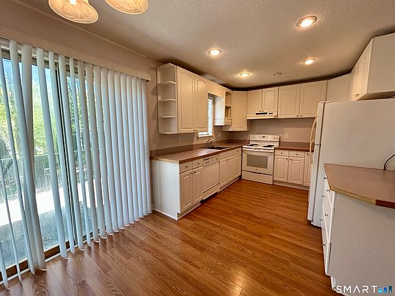 5th image of 19 Surrey Lane #19
