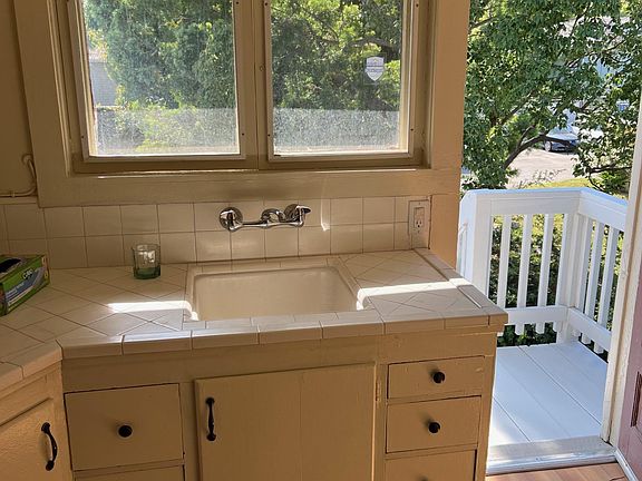 3rd image of 571 N El Molino Ave #1/2