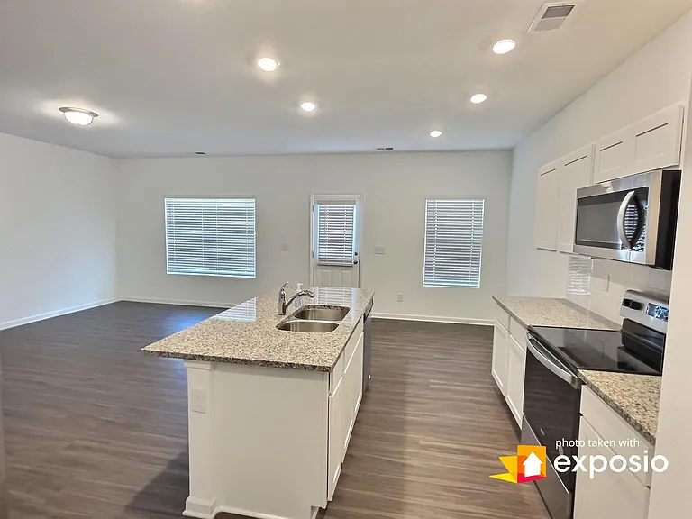 1118 Lossie Ln — Photo 2