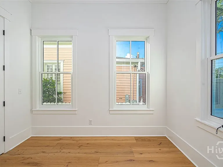 312 W 38th St — Photo 23