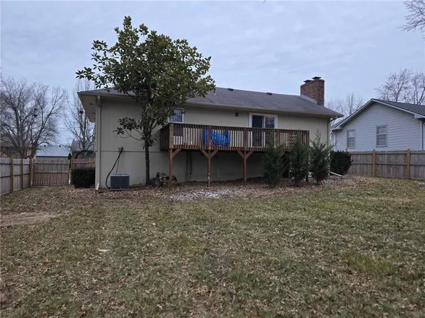 1705 Strawberry Ln, Clinton, MO 64735