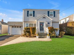 409 Andrews Rd, Mineola, NY 11501