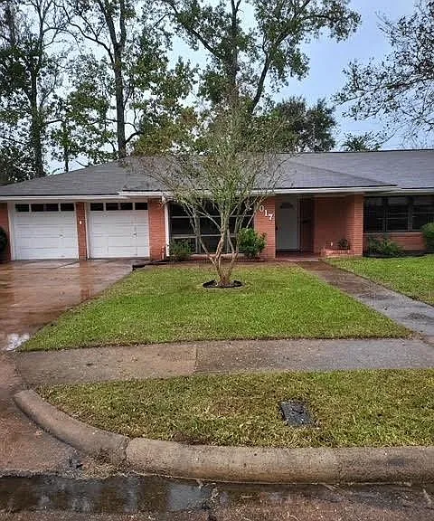 1017 Oak Dr — Photo 1