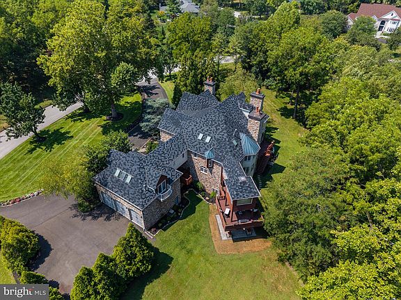 2nd image of 625 Creek Ln
