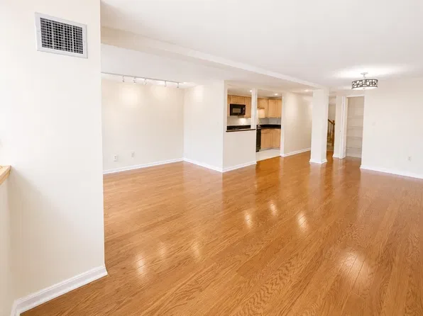 200 Market St APT 204, Lowell, MA 01852