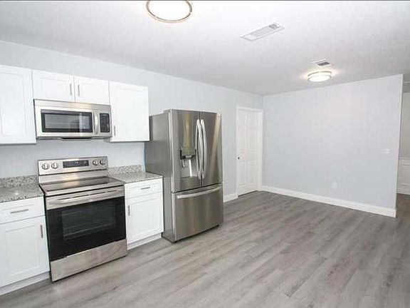 3rd image of 2323 Ashland Blvd