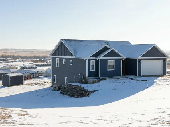 1102 10th St SW, Watford City, ND 58854