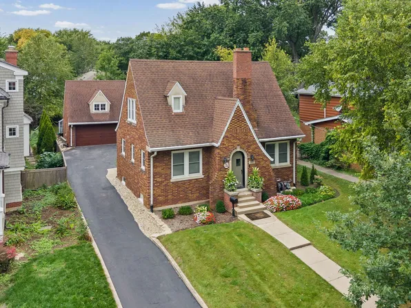 227 2nd Ave, Libertyville, IL 60048
