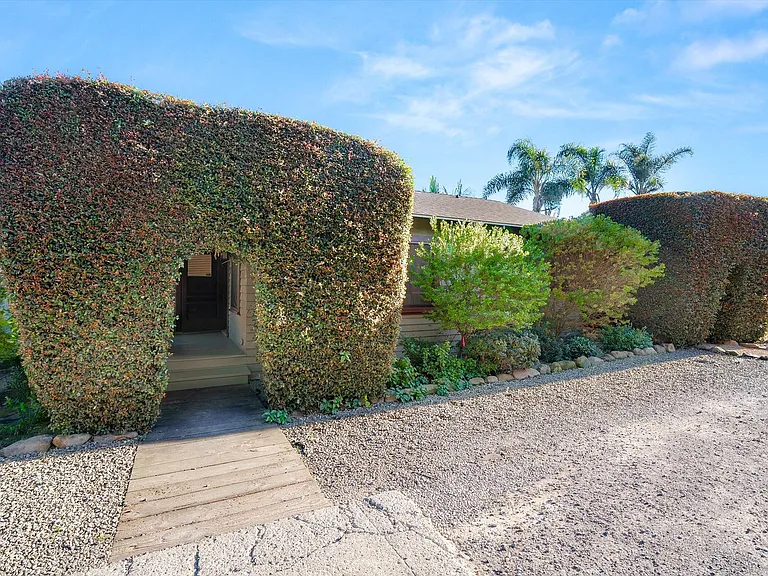 617 De La Vina St — Photo 4