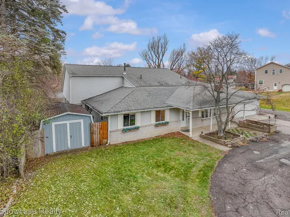 1933 Big Trail Rd, Commerce Township, MI 48390