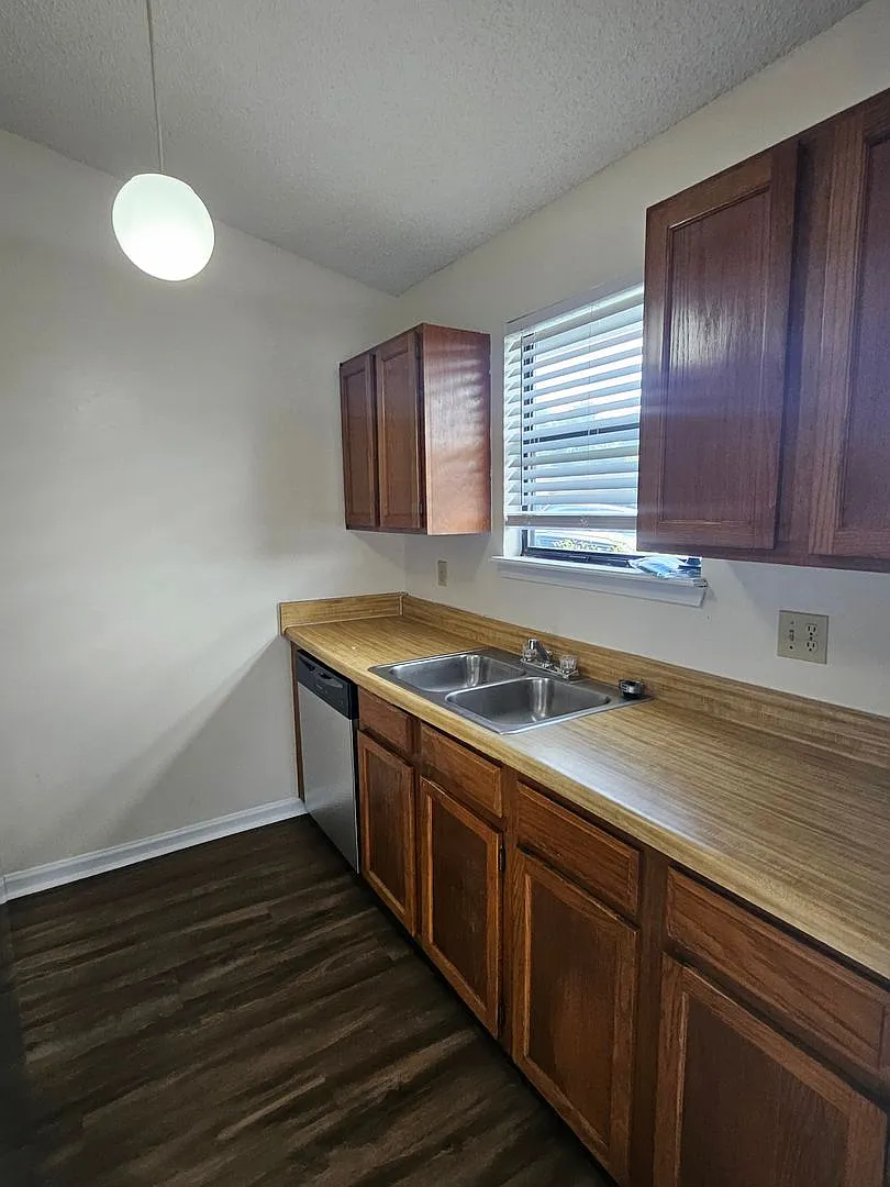 $1195.00 - 2/2 - Jefferson Square - Newly updated FRESH — Photo 4