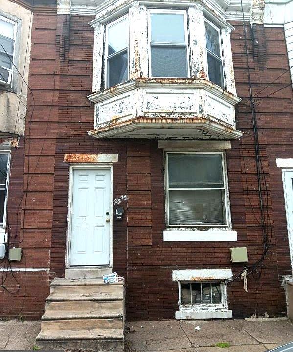 2nd image of 2225 Ruffner St