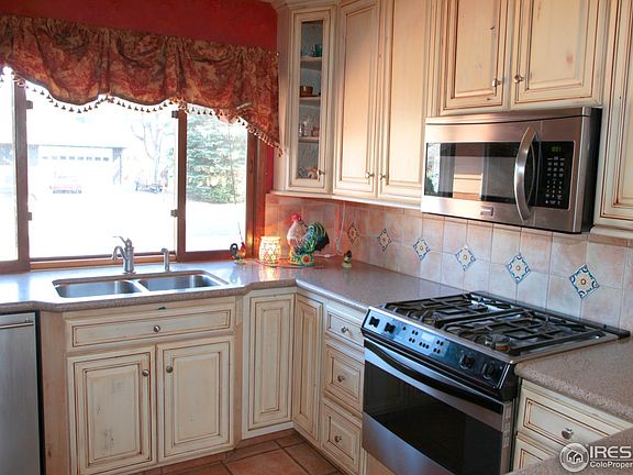 Light/Bright kitchen; Gas Stove; Tile Floor