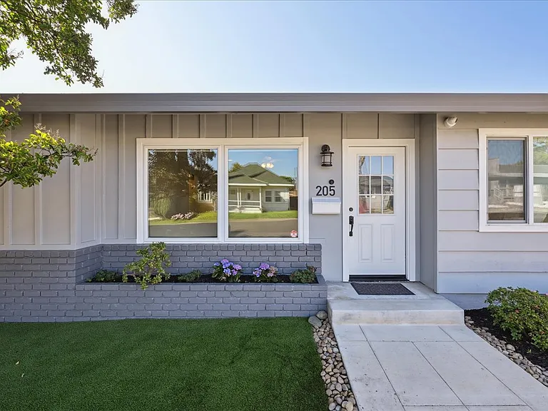 205 Grove St — Photo 3