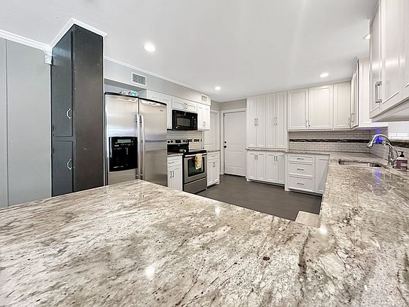 5th image of 2606 Douglas Dr