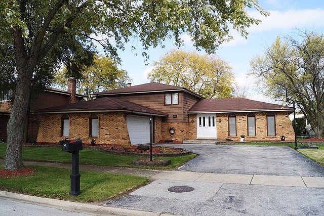 1st image of 1010 E 192nd Pl