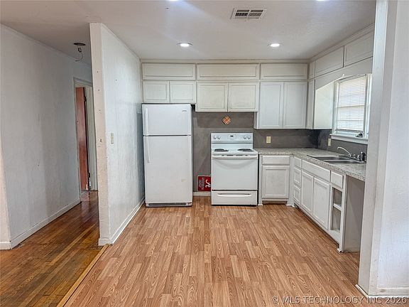 4th image of 806 15th Ave NW