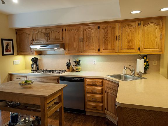 Kitchen with Breakfast Bar