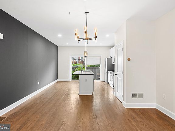 4th image of 1031 E Earl St