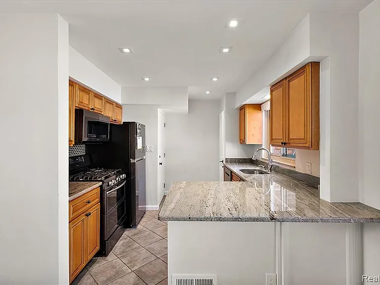 975 N Old Woodward Ave — Photo 14