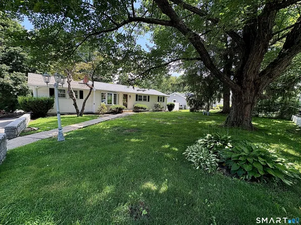 43 Meadowbrook Rd, Danbury, CT 06811
