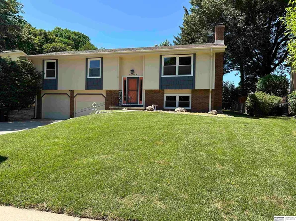 16058 Oak St, Omaha, NE 68130