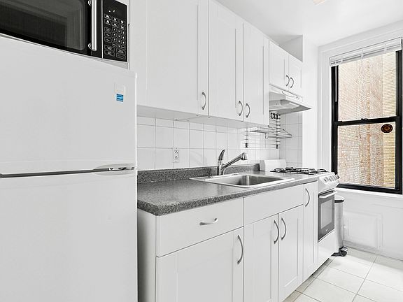 4th image of 321 E 54th St APT 2E