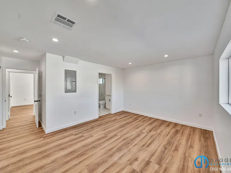 11845 Hamlin St #1/2 — Photo 19