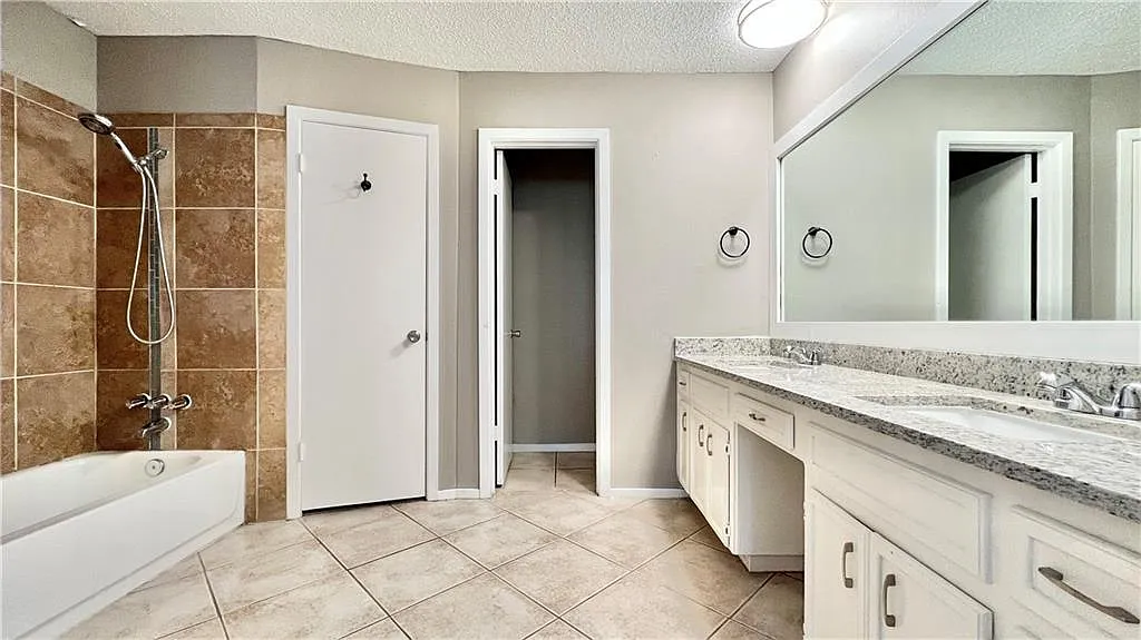 4 bed, 2.0 bath, 1608 sqft, $2,100 — Photo 2