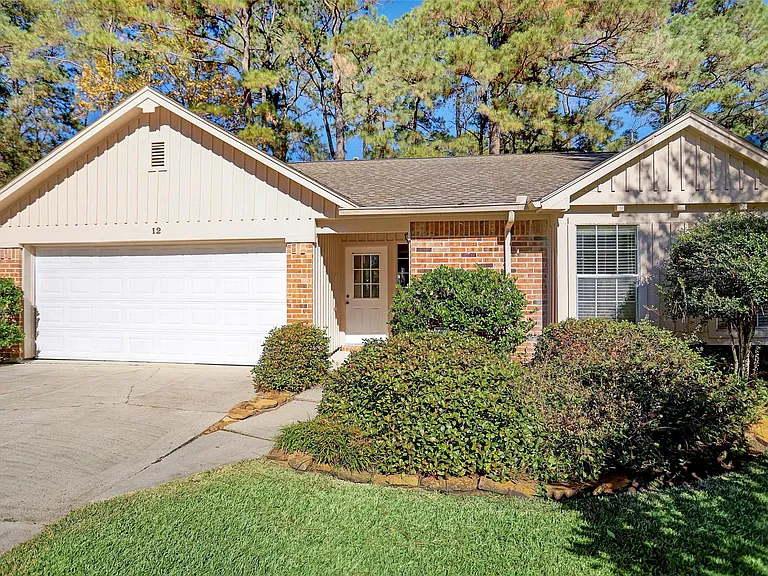 12 Fairmeade Bend Dr — Photo 1