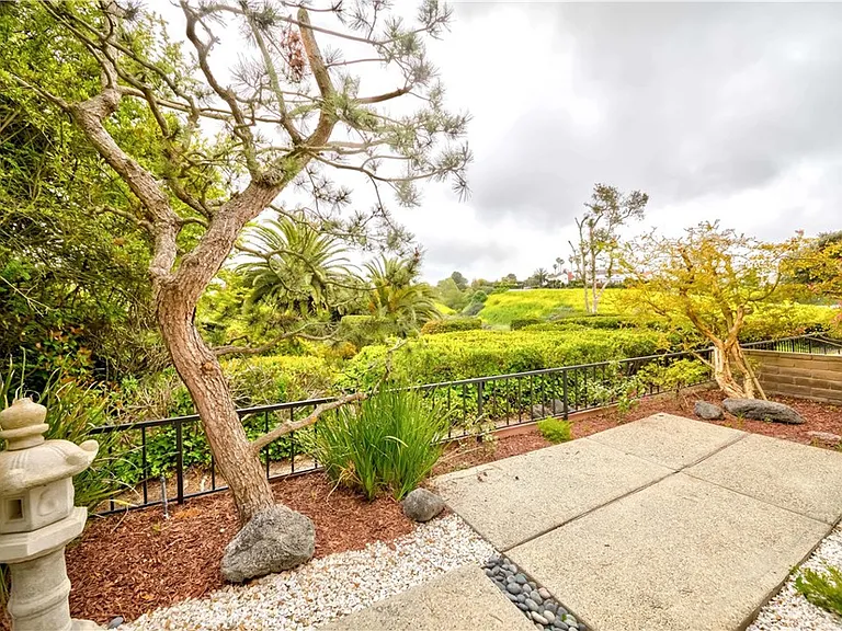 14 Peartree Ln — Photo 4