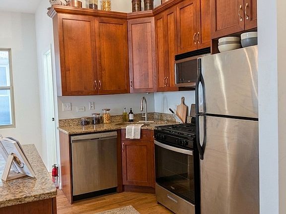 3rd image of 2710 N Artesian Ave APT 1F