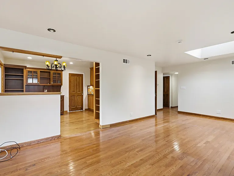 927 Lorne Way — Photo 17