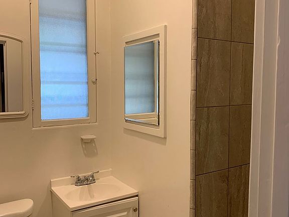 5th image of 827 24th St APT 3