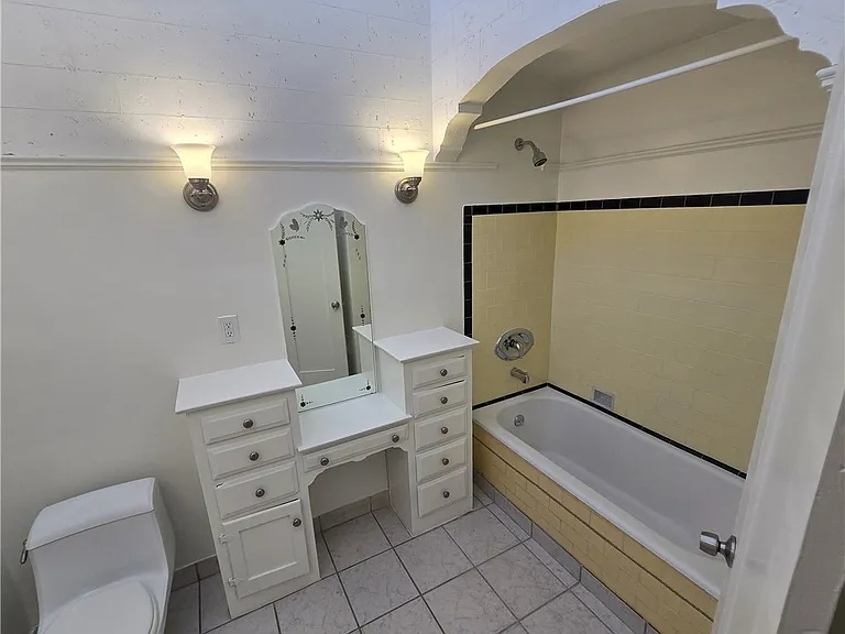 5740 California Ave — Photo 3