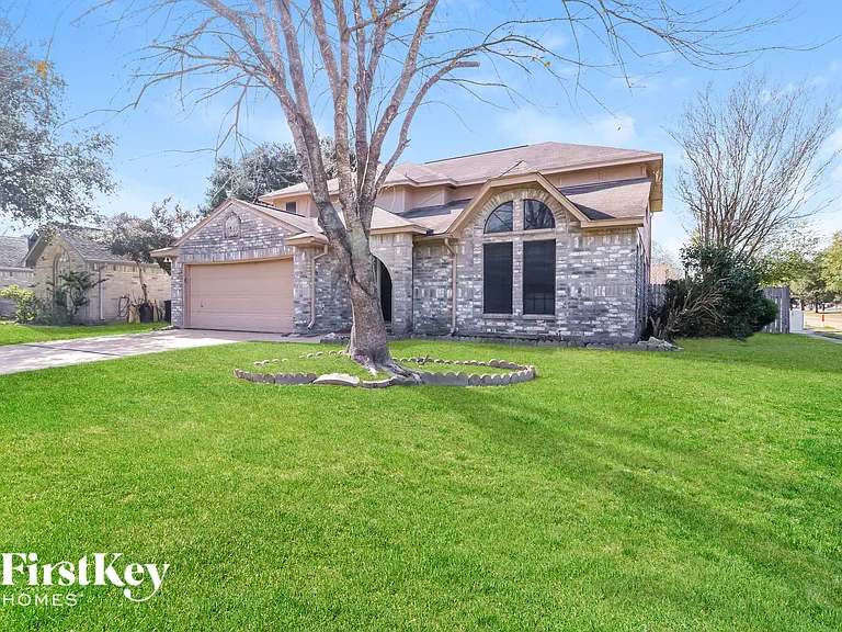 7447 Woodland West Dr — Photo 2