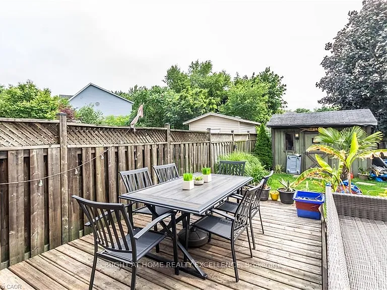 1007 Elgin St N — Photo 22