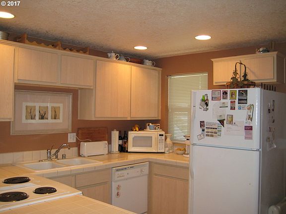 5th image of 4000 NE 109th Ave Unit 195