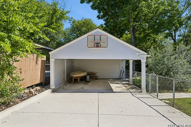 120 Lamont Ave — Photo 61