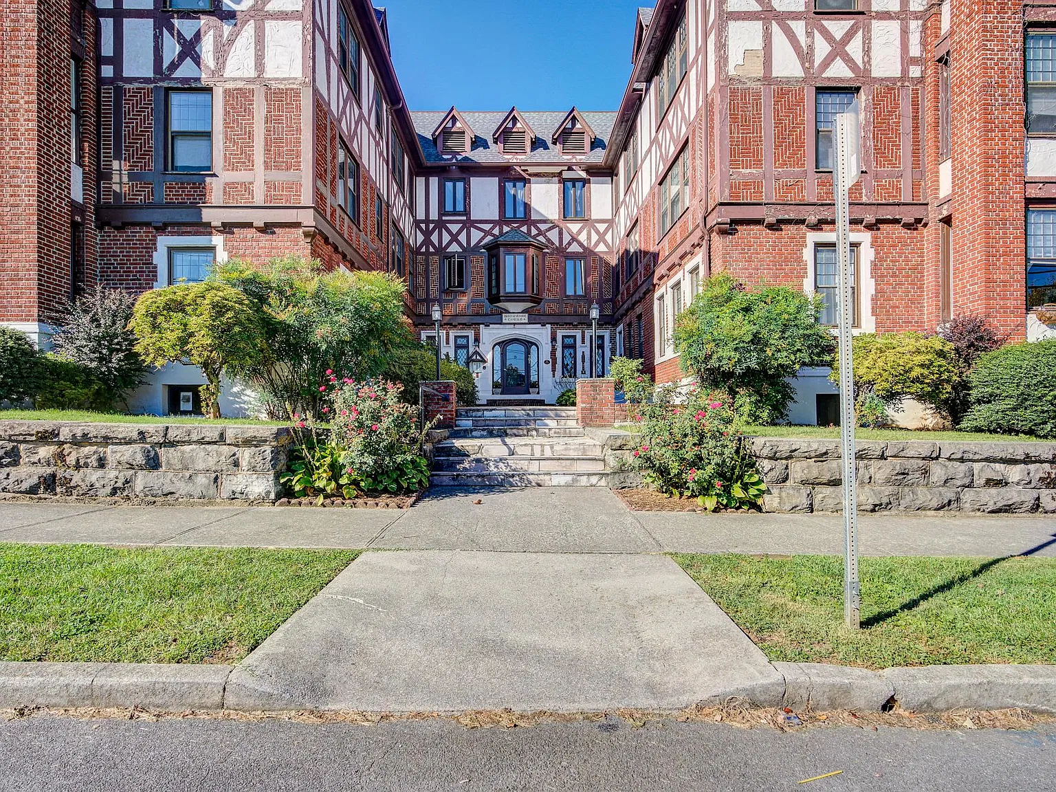 2 bed, 1.5 bath, 931 sqft, $1,500 — Photo 1