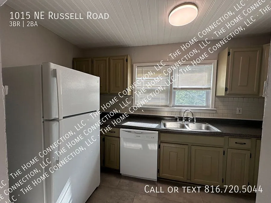 3-Bedroom Home with Sun Porch & Large Yard Northland Location! — Photo 4