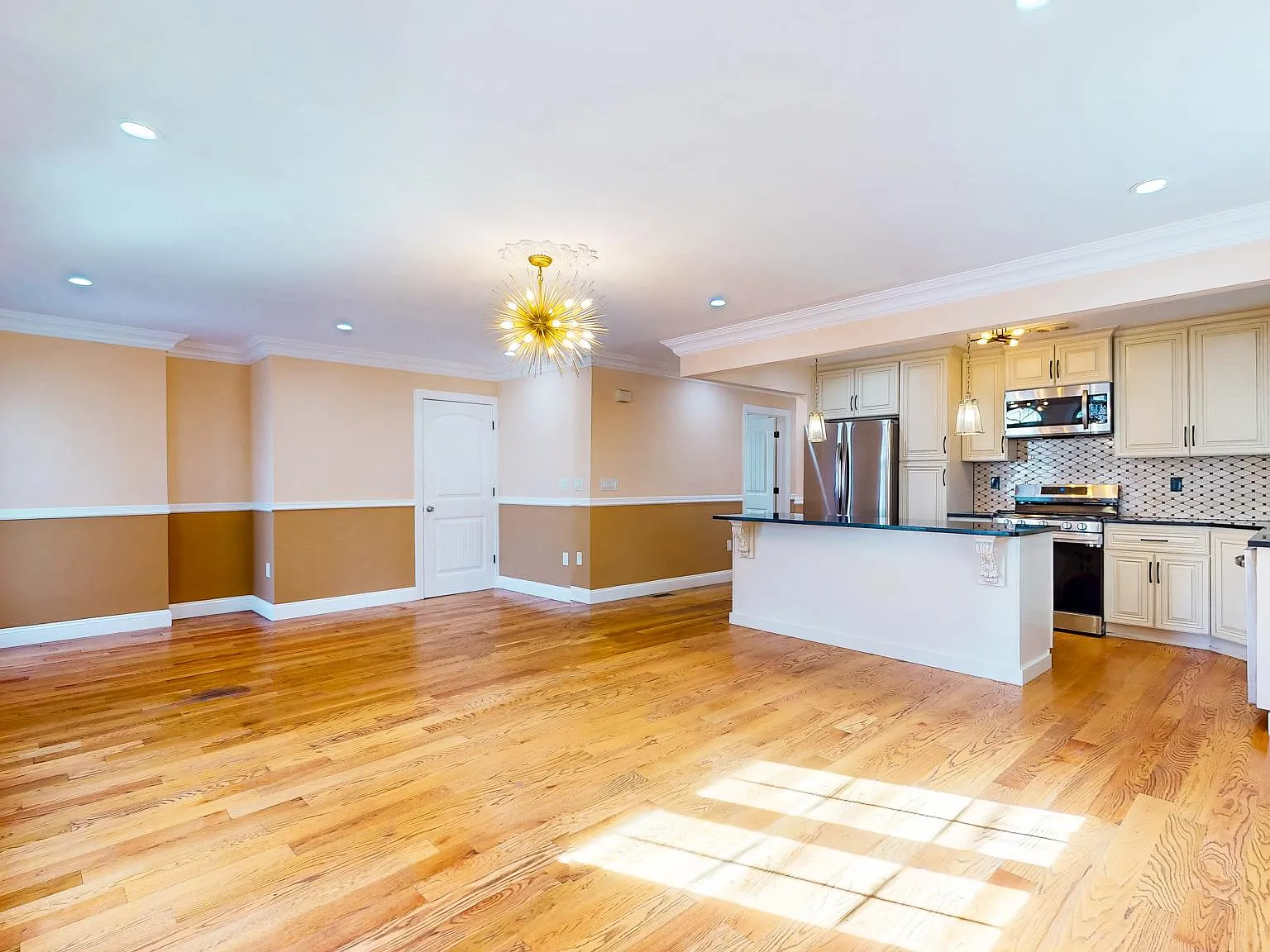 3 bed, 2.0 bath, 1100 sqft, $3,800 — Photo 4