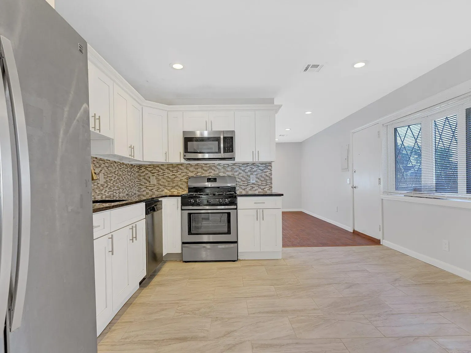 2 bed, 960 sqft, $3,200 — Photo 4