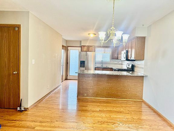4th image of 315 E Fullerton Ave