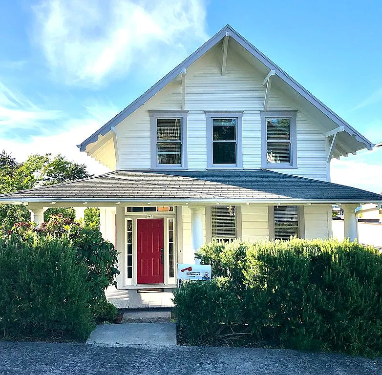 960 Franklin Ave photo 1
