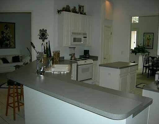 Kitchen and Breakfast Bar