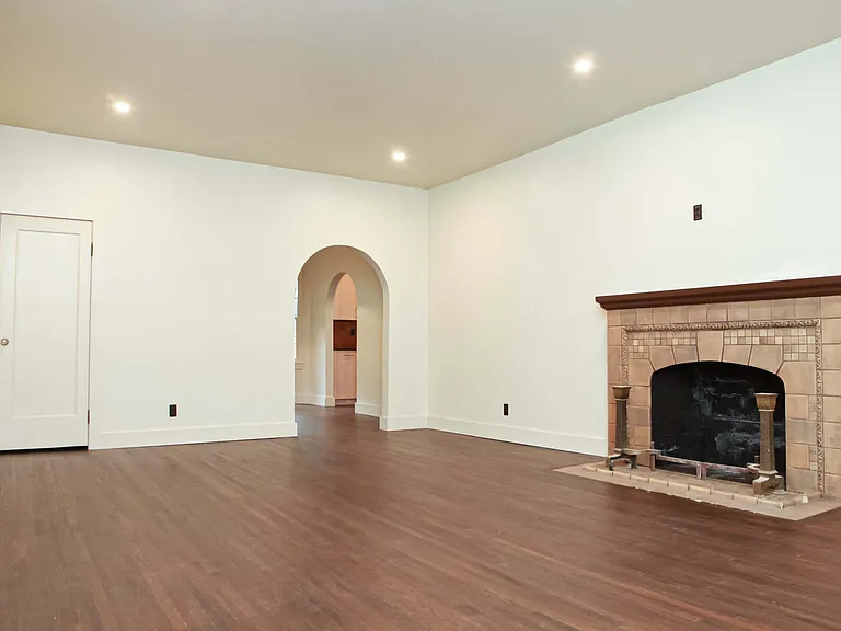 2123 N Elwood Ave — Photo 6