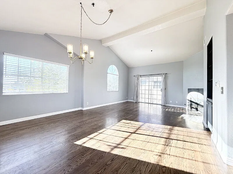 3 bed, 3.0 bath, 1273 sqft, $3,850 — Photo 4
