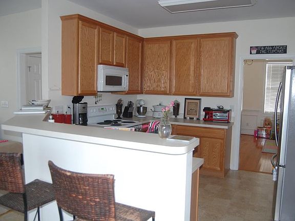 Large kitchen w/ lots of cabinets