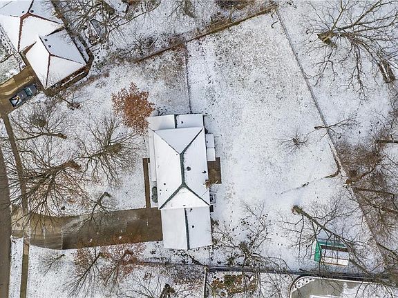 3rd image of 1850 Campus Dr